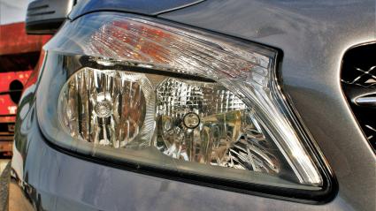 Esto ocurrió en el centro de Florida, donde el hombre se subió a su automóvil, arrancó y avanzó sobre la vivienda.