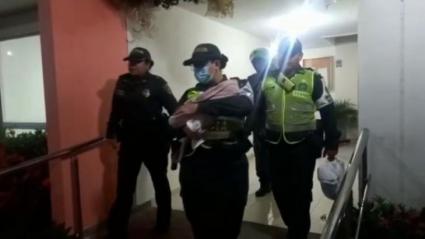 Uniformados de Infancia y Adolescencia condujeron al bebé al Hospital Niño Jesús.