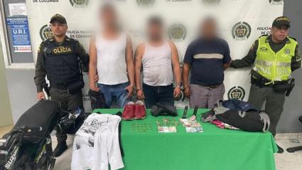 La policía incautó dos armas de fuego, una moto y un taxi. 