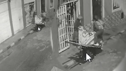 Los momentos en que el cuerpo fue transportado por los presuntos asesinos quedó registrado en video