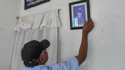 Miguel Muñoz con la foto de su hijo Medel. 