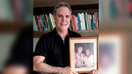 Javier Castell y su fotografía con Pelé. 