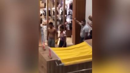 Aspecto del joven retirado del establecimiento por parte de las autoridades