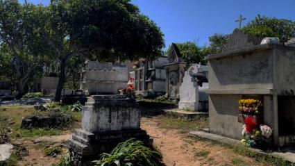 Al lado del cuerpo hallaron una botella de licor, la cual fue partida por su padre.