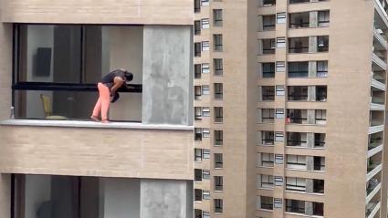 La mujer puso en riesgo su vida por hacer su trabajo. 