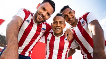 La camiseta de Junior tendrá un estilo clásico, con lineas gruesas y el diseño de Adidas