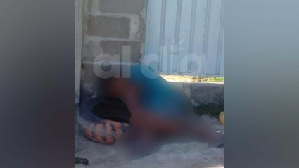 El sujeto quedó tendido tras recibir los impactos de bala. 