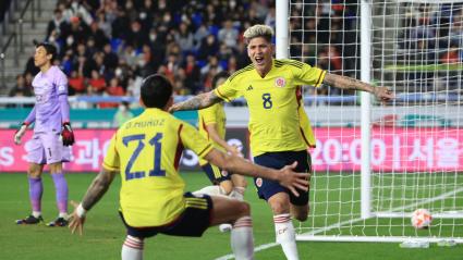 Jorge Carrascal celebrando el segundo gol de Colombia junto a su asistidor Daniel Muñoz.
