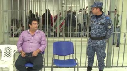 'Kiko' Gómez custodiado por un guardia de seguridad.