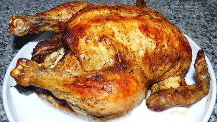 En promedio, un pollo asado cuesta $30-40 mil pesos colombianos.
