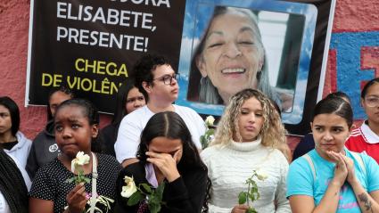 Los alumnos de la educadora le rindieron un tributo a las afueras de su escuela.