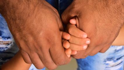 Las pequeñas tuvieron acercamientos desde 2019 y eran vestidas de las misma manera para generar confianza. 