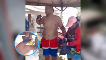 El hombre tuvo tomada del brazo a la señalada durante todo el video. 