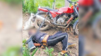 La víctima estaba tomada de los brazos junto a algunas de sus pertenecias. 