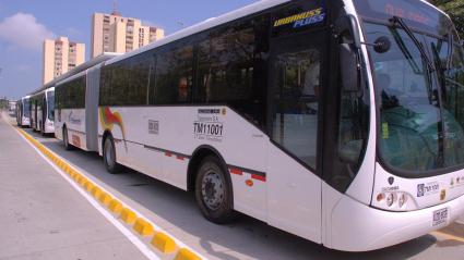 Bus de Transmetro por las calles de Barranquilla