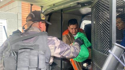 Digno Palomino recibiendo la bolsa de 'Dollar City' con la que salió de Barranquilla