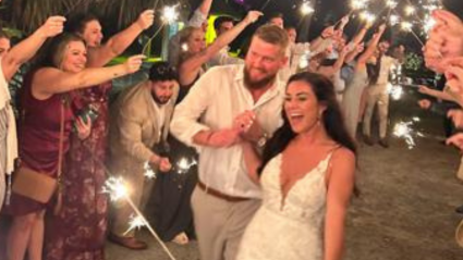  Aric Hutchinson y Samantha Miller durante su boda