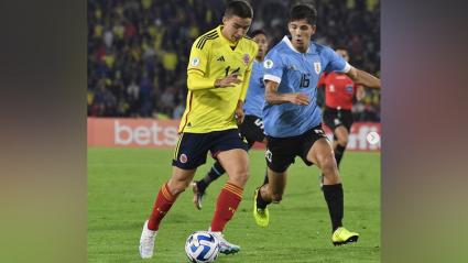 Isaac Zuleta transporta el balón durante un partido entre la selección Colombia y la de Uruguay