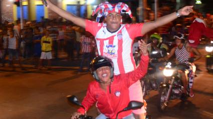 Los dos aficionados cuya imagen le dio la vuelta al mundo