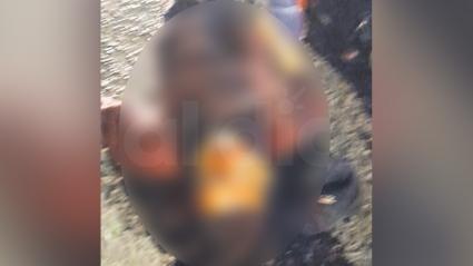 El sujeto quedó tendido a un costado de la carretera. 