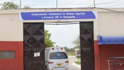 Fachada de una de las puertas de ingreso del penal