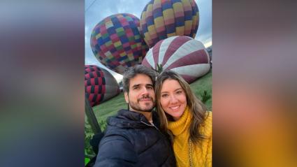 Daniel Arenas al lado de Daniella Álvarez durante un viaje juntos