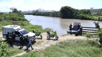 Uniformados de la Policía y la Armada Nacional junto a la Aleta del Tiburón, en la diligencia de levantamiento.