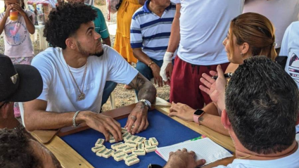 Luiz Díaz jugando dominó en Barrancas