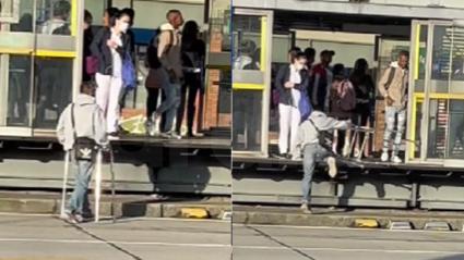 El sujeto utilizó su caminador como soporte para ingresar a la estación de Transmilenio