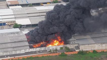 Incendio en bodegas de Metroparque.