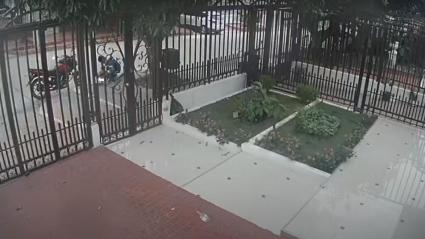 Video de una persona dejando lo que sería una carga explosiva.