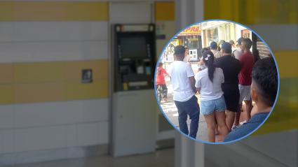 Cajero de Bancolombia y las personas haciendo fila para retirar