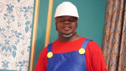 El hombre imitó al famoso personaje de videojuegos, Super Mario Bros.