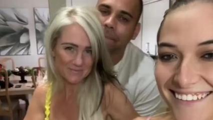 La mujer toma una selfie en la que aparecen su esposo y su mamá.