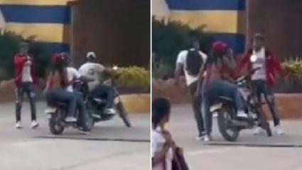 Momentos en los que el joven que descubre la infidelidad se topa con la pareja a bordo de una motocicleta