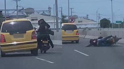 El momento en el que el taxista arrolla al conductor de la moto y su parrillero