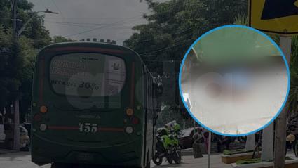 El bus que provocó el accidente y el hombre muerto, con su imagen protegida para no herir susceptibilidades