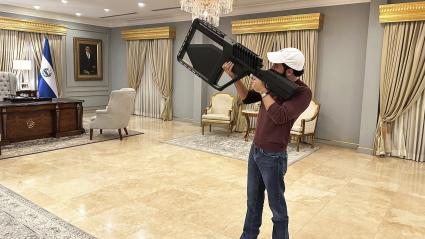 El presidente Nayib Bukele con el armamento