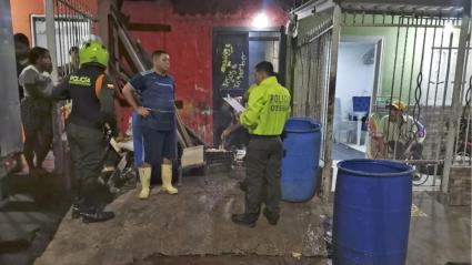 Momento en que unidades de la Policía dan lectura de la orden de cierre a la vivienda