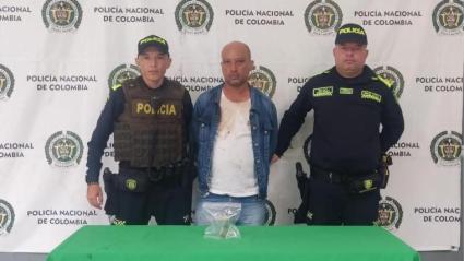 El hombre tras haber sido capturado por las autoridades con posesión del peligroso medicamento