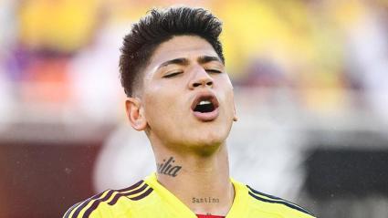 Jorge Carrascal cantando el himno de Colombia en la previa de un partido con la 'Tricolor'