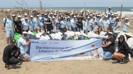 Los integrantes de la brigada que llevó a cabo la limpieza