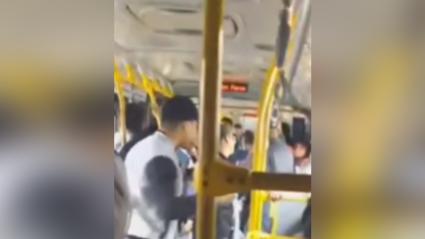 Momento en el que el cantante se enfrenta verbalmente con el pasajero que le reclama