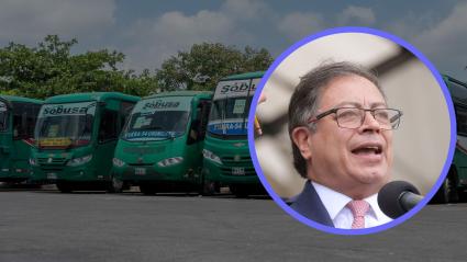 Gustavo Petro y una flota de buses en Barranquilla