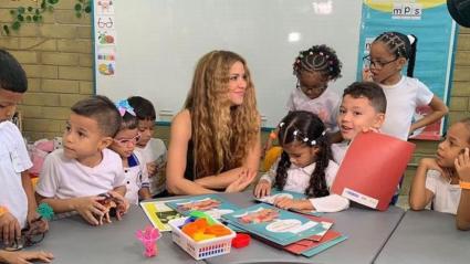 Shakira compartiendo con los niños en el interior de la institución