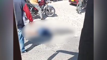 El hombre quedó tendido sobre el asfalto