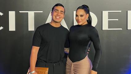 Felipe Saruma (izquierda) y Andrea Valdiri (derecha) comparten en la alfombra roja de un evento