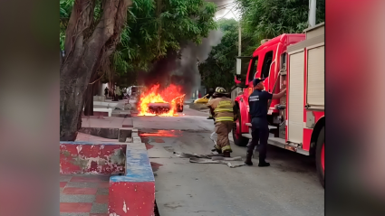 Momento en que los bomberos descienden del camión para controlar las llamas