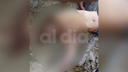 el cuerpo sin vida del hombre quedó al pie de un árbol ubicado en cercanías a la iglesia del barrio