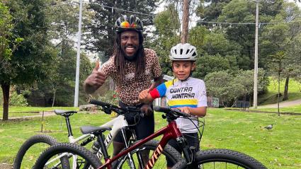 El joven Santiago Ayure muestra su bicicleta